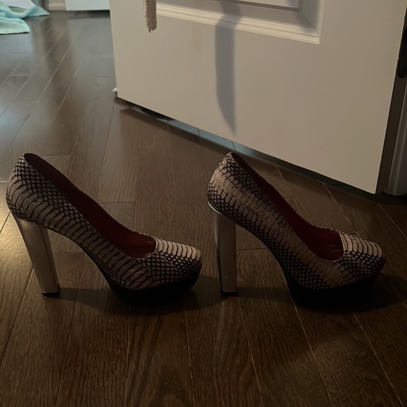 Silver snake skin heels - Picture 4 of 5
